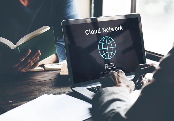 Affärsman arbetande och cloud nätverk — Stockfoto