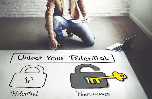 бизнесмен, работающий с потенциалом разблокировки
