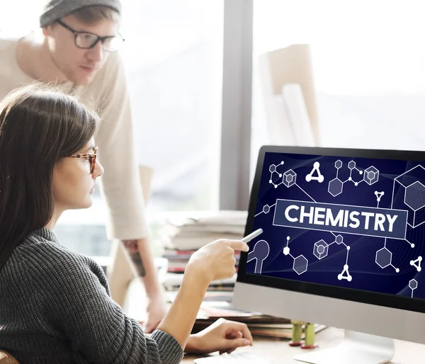 Žena ukazuje na monitoru s chemie — Stock fotografie