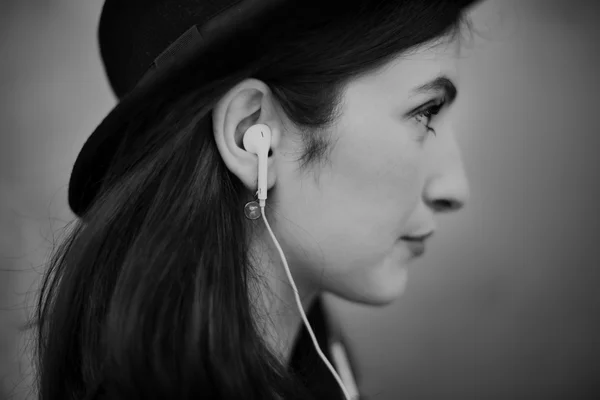 Nainen kuuntelee musiikkia — kuvapankkivalokuva