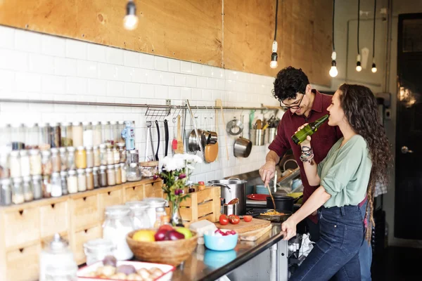 Happy couple cuisine ensemble — Photo