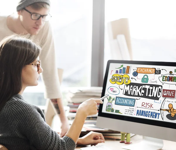 Žena ukazuje na monitoru s marketing — Stock fotografie