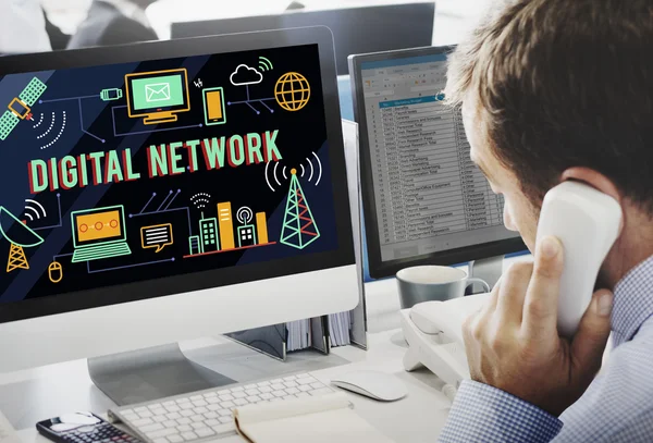 Affärsman som arbetar på dator med digitala nätverk — Stockfoto