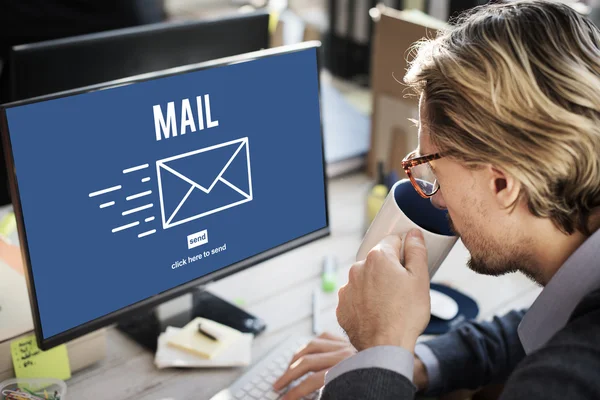 Ofiste bilgisayarla çalışan iş adamı