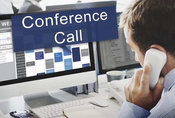Üzletember-konferencia hívást számítógépen dolgozik — Stock Fotó