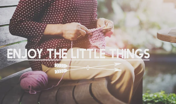 할머니 crocheting 개념 — 스톡 사진
