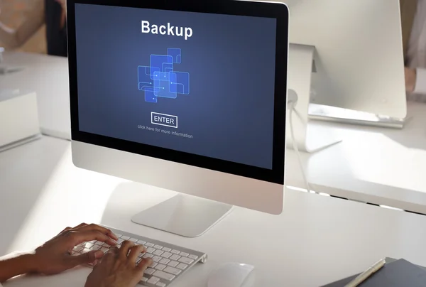 Homem usando computador e conceito de backup — Fotografia de Stock