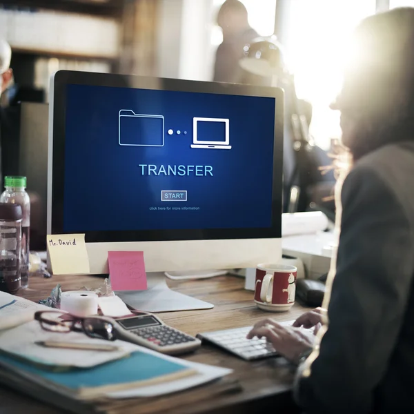 Donna d'affari guardando sul monitor — Foto Stock