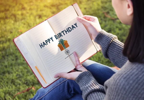 Mulher leitura e feliz conceito de aniversário — Fotografia de Stock