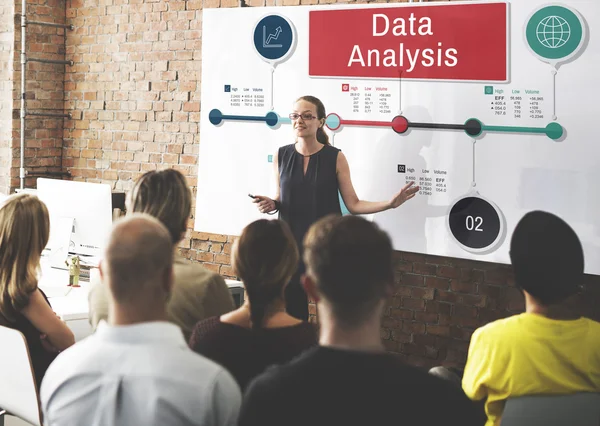 Menschen bei Konferenz mit Datenanalyse — Stockfoto