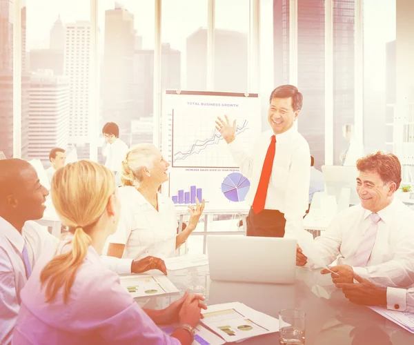 Gente de negocios trabajando en oficina — Foto de Stock