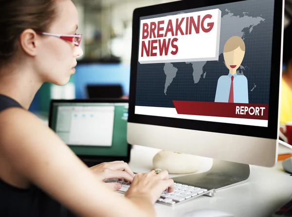 Zakenvrouw werken op de computer met Breaking News — Stockfoto