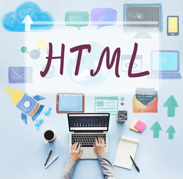 Ноутбук на столе с html — стоковое фото