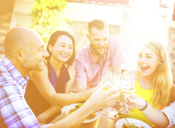 Pessoas felizes comemorando — Fotografia de Stock