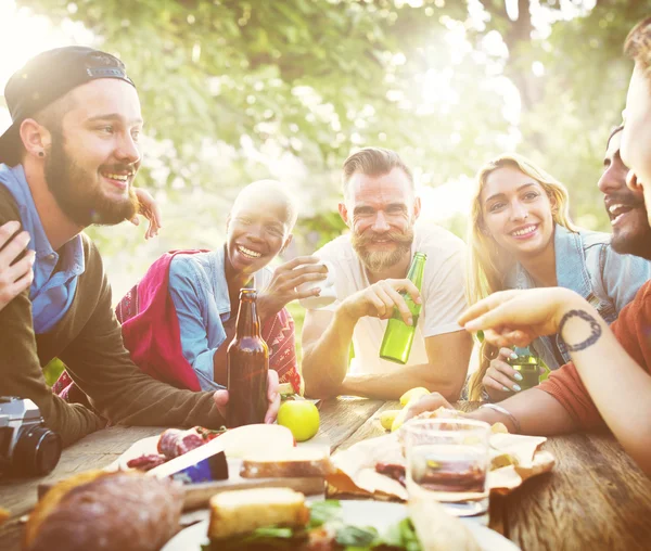 Friends hanging out together — Stock Photo, Image