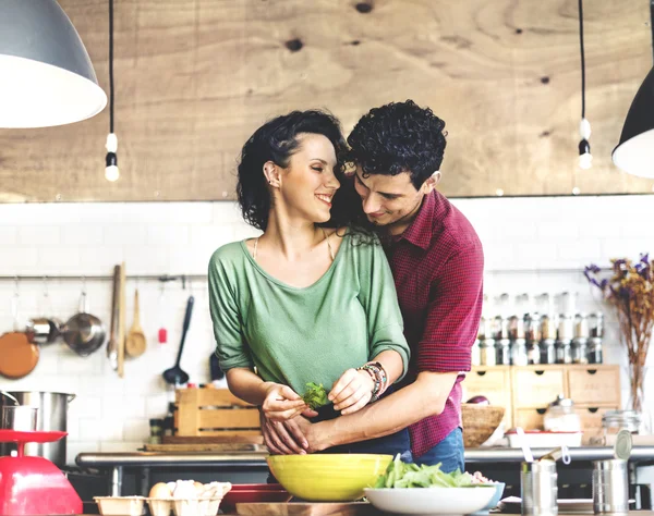 Pareja feliz cocinando juntos —  Fotos de Stock