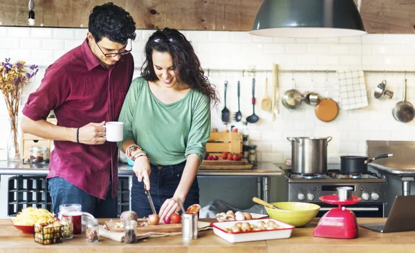 Happy couple cuisine ensemble — Photo