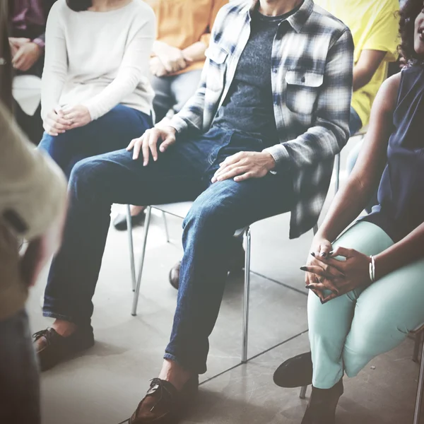 Diversiteit mensen tijdens vergadering — Stockfoto