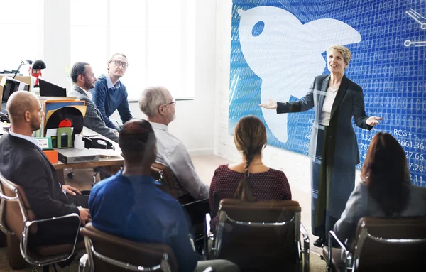 Geschäftskollegen arbeiten zusammen — Stockfoto