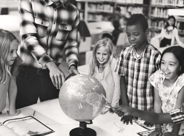 Leerlingen hebben les op school — Stockfoto