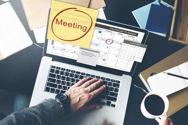 Laptop con concetto di riunione — Foto Stock