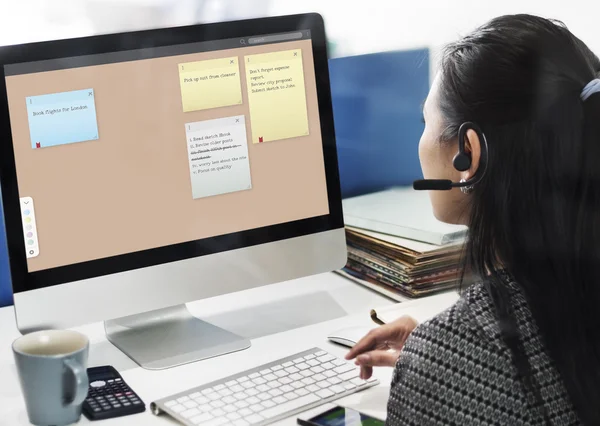 Zakenvrouw werken op de computer met herinnering — Stockfoto