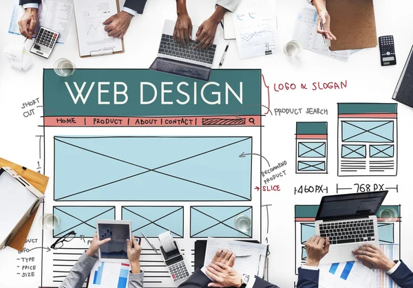 Uomini d'affari con dispositivi elettronici al lavoro — Foto Stock