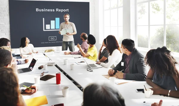 Gente de negocios trabajando en oficina — Foto de Stock