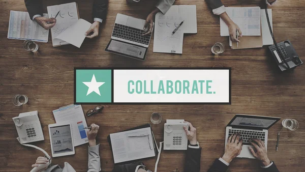 iş adamları iş başında elektronik cihazlar ile