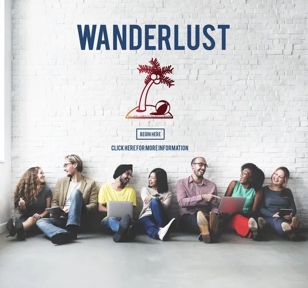 Diversidade amigos perto da parede com wanderlust — Fotografia de Stock