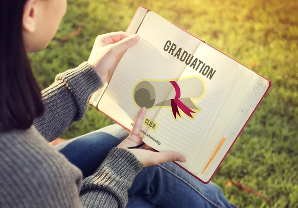 Donna che legge libro Graduation Concept — Foto Stock