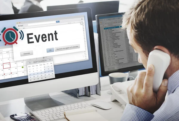 işadamı bilgisayarda olay ile çalışma