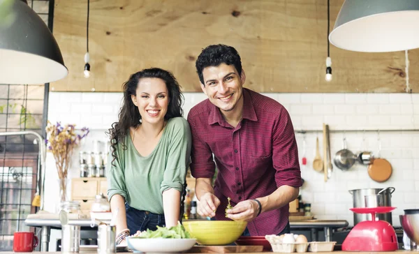 Pareja feliz cocinando juntos — Foto de Stock