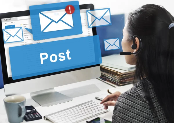 Businesswoman working on computer with post — Stock Photo, Image