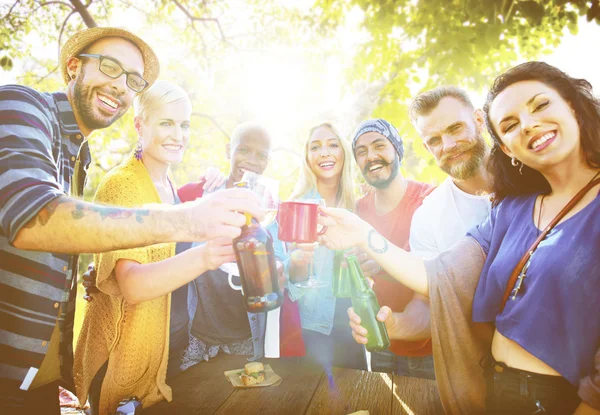 Friends hanging out together — Stock Photo, Image