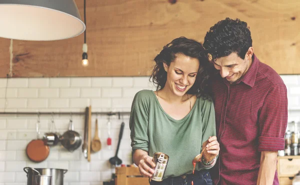 mutlu çift birlikte pişirme