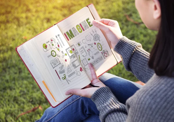 Женщина читает книгу и представить концепцию — стоковое фото