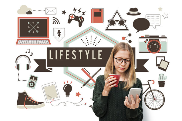 женщина с цифровым устройством
