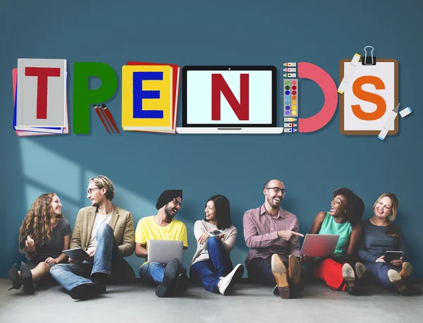 Mångfald vänner nära väggen med trender — Stockfoto