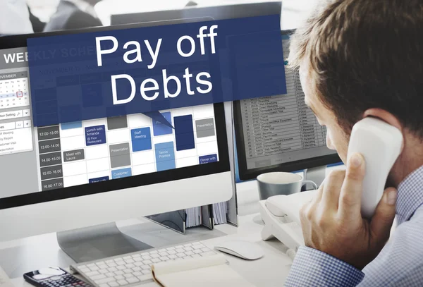 Zakenman die werken op de computer met het betalen van schulden — Stockfoto