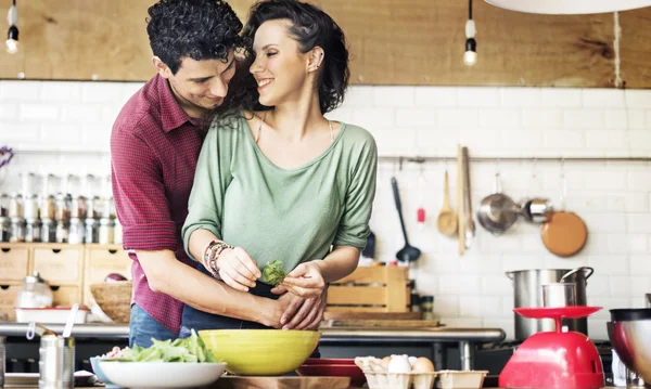 Lyckliga paret matlagning tillsammans — Stockfoto