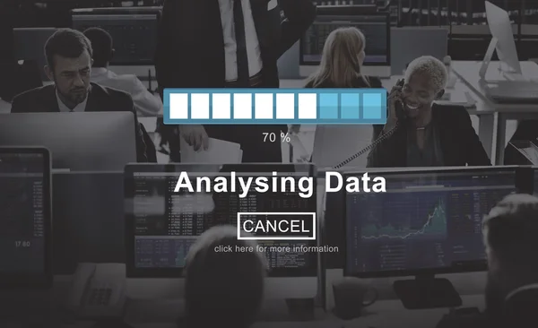 Mensen uit het bedrijfsleven werken en analyseren van gegevens — Stockfoto