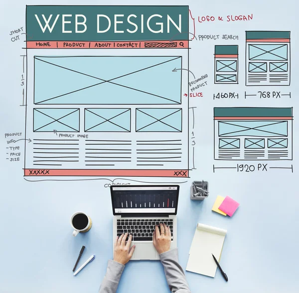 Laptop sul tavolo con web design — Foto Stock