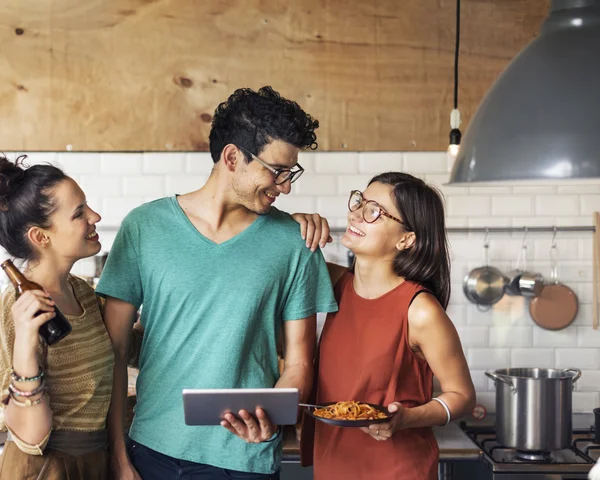 Coppia felice cucinare insieme — Foto Stock