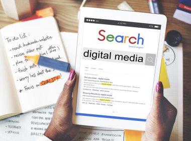 Laptop ekran dijital medya ile