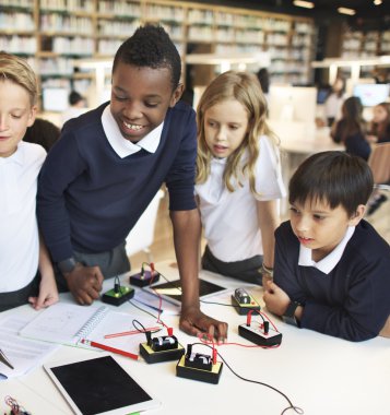 Çocuklar okulda eğitim