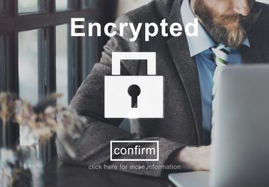 Dizüstü bilgisayar kullanan iş adamı