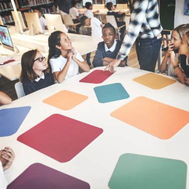 Kitaplığı'nda okuyan çocuk