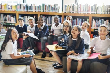 kitaplar kütüphane sınıf ile okul