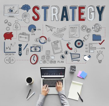 Strateji ile masa üstünde laptop